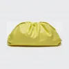 葆蝶家/Bottega Veneta 果冻黄 The Pouch手拿包 576227-VCP40-7421