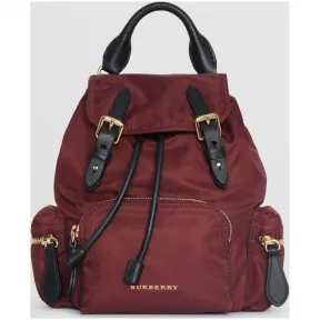 博百利/Burberry 女士 The Rucksack - 小号尼龙斜背式军旅背包 (勃艮第酒红色) 40759701