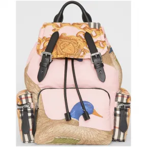 博百利/Burberry 女士 The Rucksack - 中号典藏围巾印花军旅背包 (黑色) 40799431