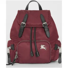 博百利/Burberry 女士 The Rucksack - 小号羽绒尼龙斜背式军旅背包 (勃艮第酒红色) 80067171