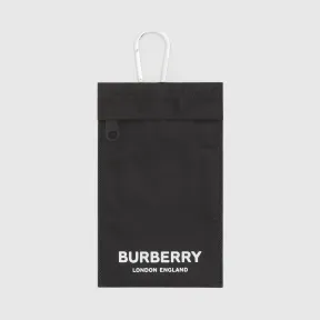 博百利/Burberry 女士 徽标印花尼龙手机保护套 (黑色) 80150341