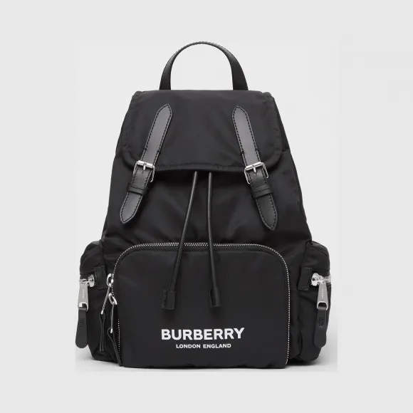博百利/Burberry The Rucksack - 中号徽标印花 ECONYL® 军旅背包 (黑色) - 女士  80212611