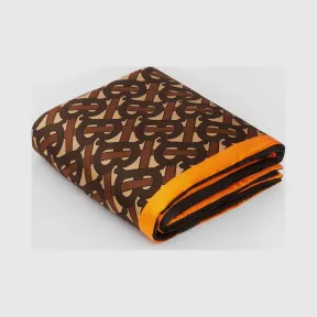 博百利/Burberry 专属标识拼鱼鳞印花丝缎盖毯  P80256421