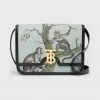 博百利/Burberry TB 中号专属标识猴子提花拼皮革锁扣包 (黑色 / 欧泊绿) - 女士  80284631