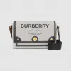 博百利/Burberry Horseferry 印花帆布 Note 斜背包 (黑色 / 棕褐色) - 女士 80398631