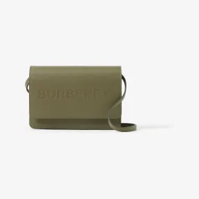 博百利/Burberry 徽标压花小号皮革斜背包 (深蕨绿色) 80653041