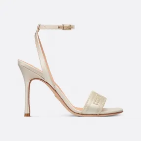 迪奥/Dior  佩戴着蝴蝶结装点的 Dway 拖   木屐 配以厚底。 KCQ853SBX-S49K