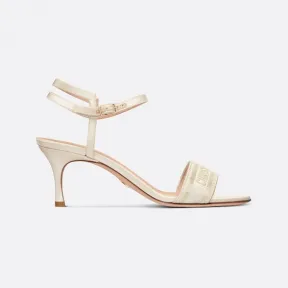 迪奥/Dior  佩戴着蝴蝶结装点的 Dway 拖   木屐 配以厚底。 KCQ854SBX-S49K