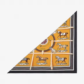 爱马仕/Hermes 玫瑰色 “骏马的披挂”大三角巾 H571356S_03