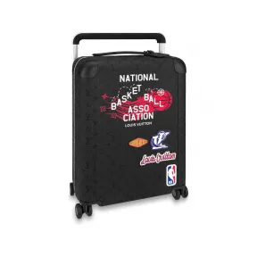 路易威登/Louis Vuitton(LV) LVxNBA HORIZON 四轮拉杆箱，55 厘米 M20450