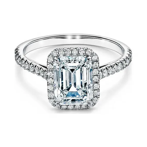 蒂芙尼/Tiffany Tiffany Soleste 系列铂金镶钻戒圈，珠链式边镶钻石环绕祖母绿形切割主钻订婚钻戒。