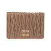缪缪/Miu Miu 豆沙色 Matelassé 软羊革卡夹 5MC103-2FPP-F0770