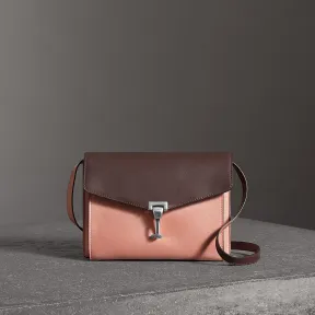 博百利/Burberry 女士 双色皮革斜背包 (暗雅玫瑰色 / 深红色) 40764731