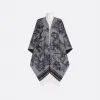 迪奥/Dior Dior 印花披风 灰色和深灰色山羊绒 Sauvage 茹伊印花 21JOU370I003_C850_TU